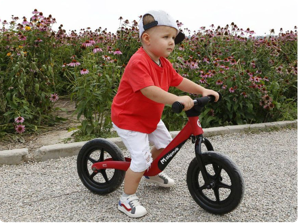 Rowerek biegowy - od kiedy dziecko może zacząć go używać?