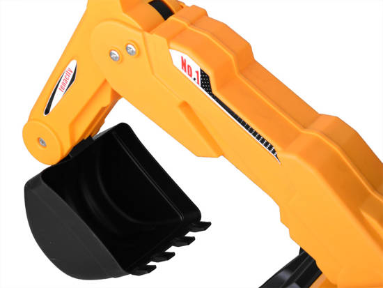 Battery powered excavator with moving bucket PA0272