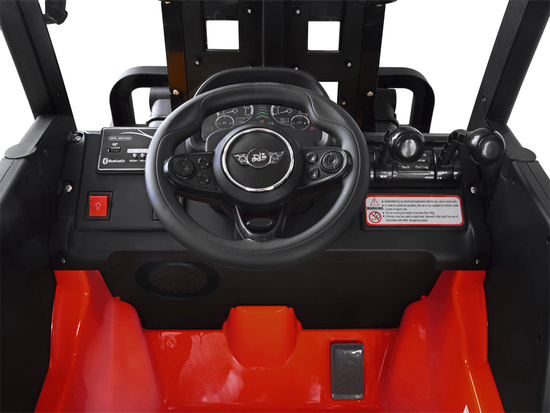 The car is powered by a battery FORKLIFT TRUCK with a remote control PA0255