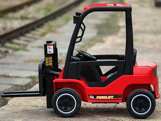 The car is powered by a battery FORKLIFT TRUCK with a remote control PA0255