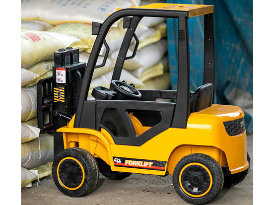 The car is powered by a battery FORKLIFT TRUCK with a remote control PA0255