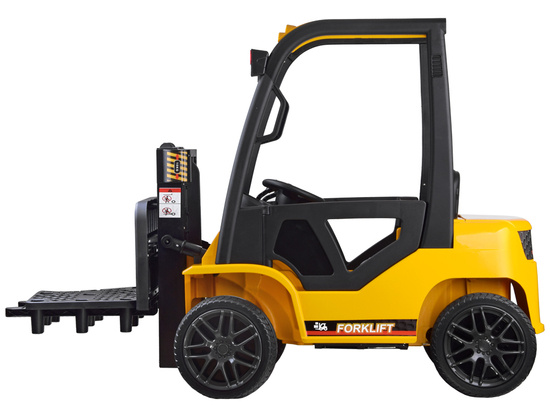 The car is powered by a battery FORKLIFT TRUCK with a remote control PA0255