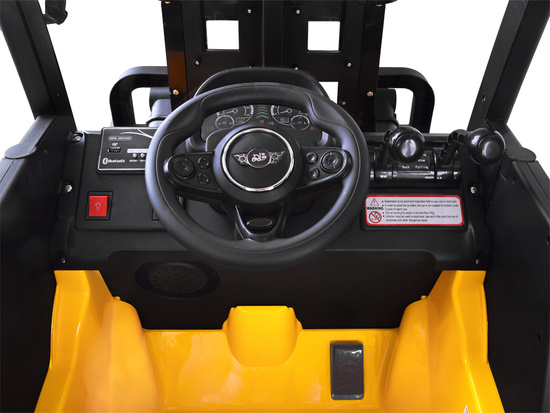 The car is powered by a battery FORKLIFT TRUCK with a remote control PA0255