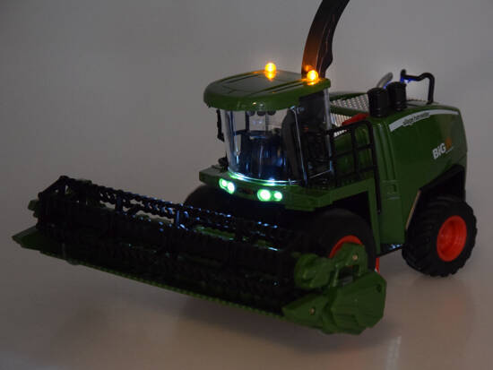 The harvester controlled by the remote control smokes the sound of RC0603