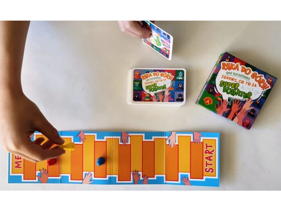 Alexander Pocket Board Game Quiz Hands Up! Guess the Superhero GR0810