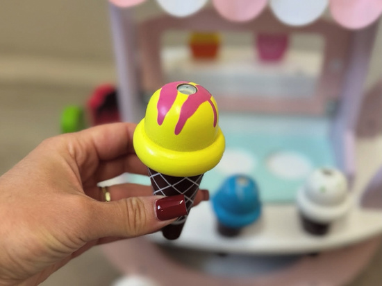 Pastel sweet ICE CREAM SHOP on wooden wheels + 8 different ice creams ZA5946