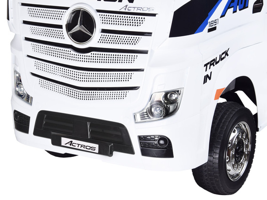 The car is powered by a TIR Mercedes Benz Actros PA0222 battery