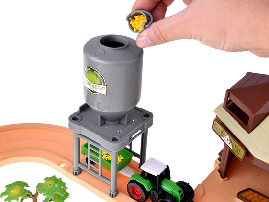 FARM ANIMALS SERIES Large farm + tractor and animals 125pcs ZA4823