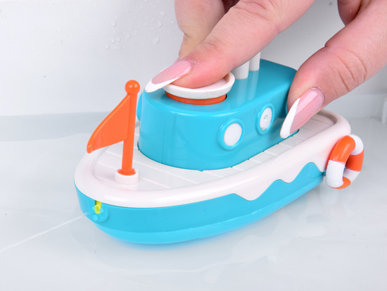 Floating wind-up bath ship. Splashes water ZA5603