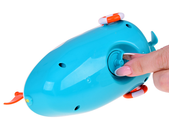 Floating wind-up bath ship. Splashes water ZA5603
