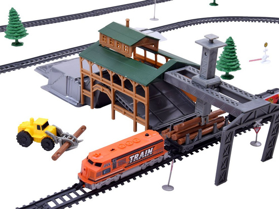 Queue, freight train with wagons and station RC0507