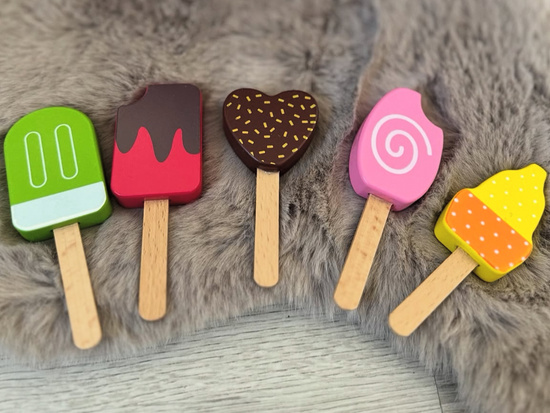 Pastel sweet ICE CREAM SHOP on wooden wheels + 8 different ice creams ZA5946